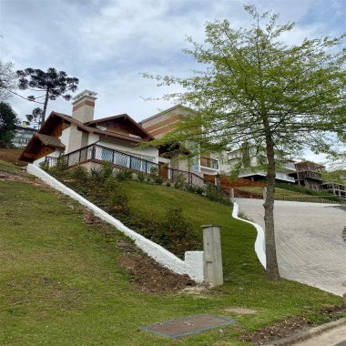 CASA DAS AURAUCÁRIAS / localizada em Gramado