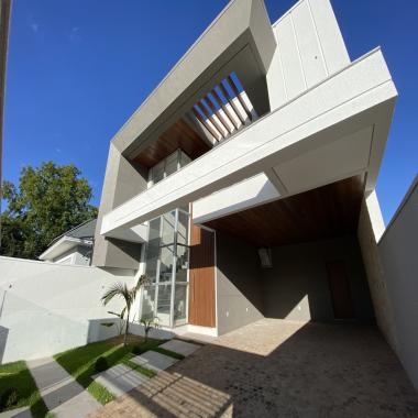 CASA COM PISCINA / localizada em Passo Fundo