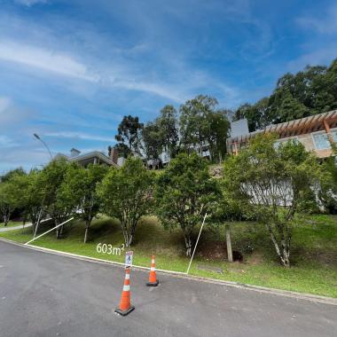 TERRENO NO CONDOMÍNIO ALPHAVILLE EM GRAMADO / 18m x 33,5m com excelente topografia