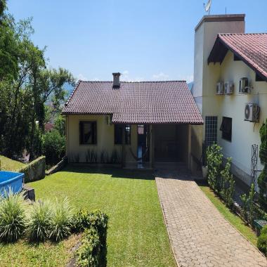 CASA EM BAIRRO CALMO ÓTIMA VISTA PARA A CIDADE DE ROLANTE / 184m² 3 quartos e 2 banheiros