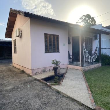 CASA NO CENTRO DE ROLANTE / 69m² / 2 quartos,2 banheiros, churrasqueira, garagem
