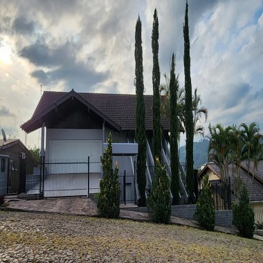 CASA COM PISCINA E VISTA PANORÂMICA / 362m² privativos, 3 quartos em Rolante