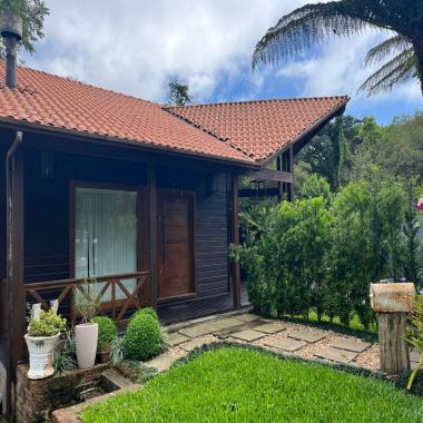 CASA NO BAIRRO MATO QUEIMADO / localizado em Gramado