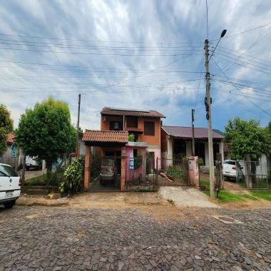 CASA COM DOIS PAVIMENTOS EM ROLANTE / com 160m² de área construída